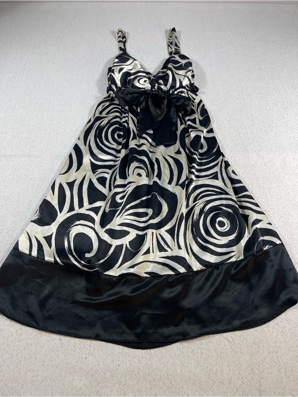 Dressbarn Black/White Abstract Satin A-Line V-Neck Bow Strappy Dress Sz10.#0688